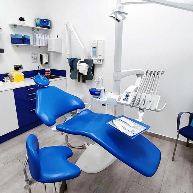 Contactar con la Clínica Dental Quiroga